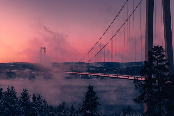 پلی بر فراز رودخانه ای مه آلود در زمستان شهر 1
