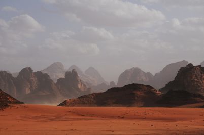 تصویر زمینه زیبای صحرای کوهستانی 1