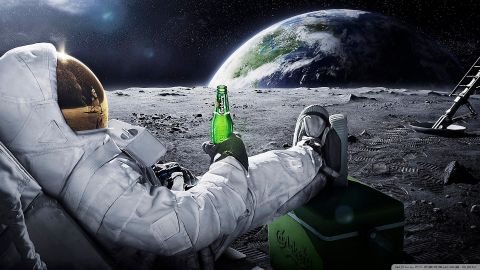 فضا نورد نشسته روی کره ماه در حال نوشیدن 1
