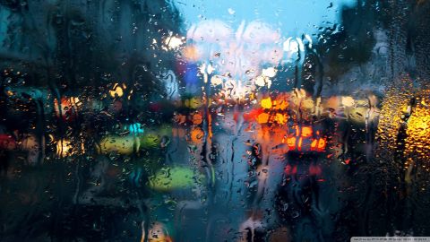 شیشه بارانی ماشین در خیابان و چراغ های زیبای شهر 1