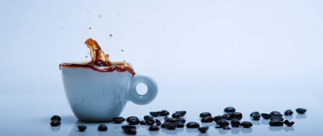 فنجان قهوه با دانه های قهوه 2k Quad HD Wallpaper 1