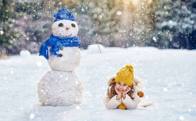 آدم برفی های زمستانی کریسمس دختران کوچک دراز کشیده لبخند کلاه زمستانی روسری عکس برف روسری  کودک ، سال نو ، آدم برفی ، تخمگذار ، تخمین زدن تصویر زمینه برای بارگیری تصویر بر روی رایانه رومیزی ، قرص 1