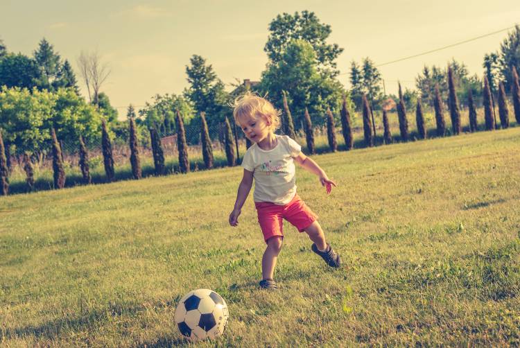عکس بچه های توپ چمن پسرانه فوتبال تصویر زمینه کودک برای بارگیری تصویر در رایانه رومیزی ، تبلت 1