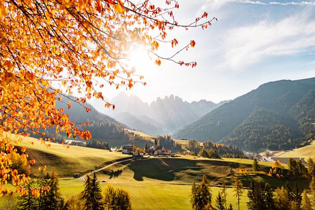 روستای St. Magdalena ، کوهستان کوهستان پاییز ایتالیا ، عکس طبیعت دره روستای Val di Funes  کوه ، تصویر زمینه جنگل بارگیری تصویر در رایانه رومیزی ، تبلت 1