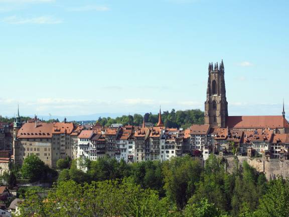 خانه های سوئیس Fribourg ، کلیسای جامع سنت نیکلاس عکس شهرها  بارگیری تصویر تصویر زمینه بر روی رایانه رومیزی ، تبلت 1