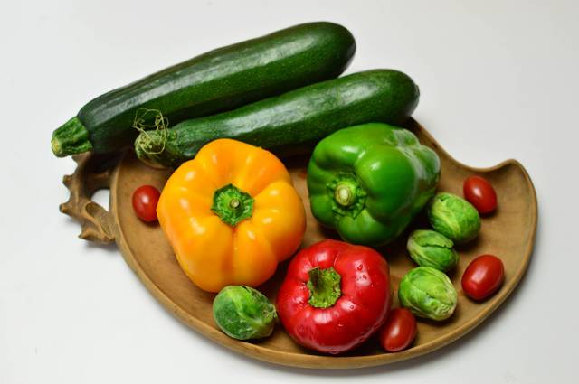 سبزیجات فلفل دلمه ای گوجه کدو سبز پس زمینه خاکستری عکس غذا  تصویر زمینه courgette بارگیری تصویر در رایانه رومیزی ، قرص 1