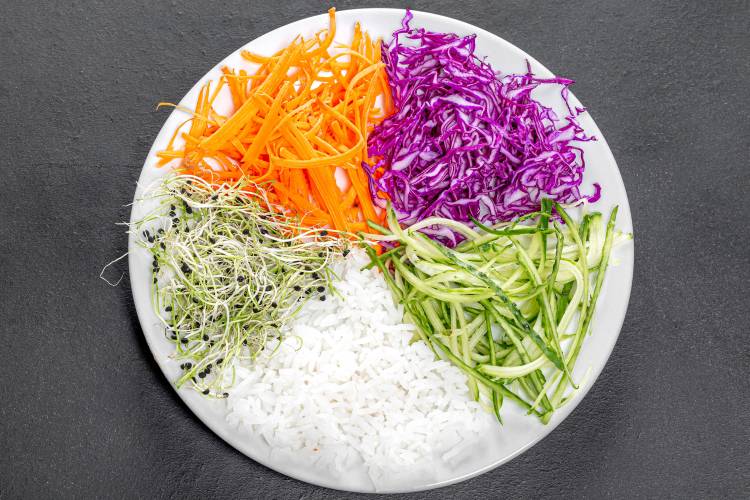 سبزیجات برنج هویج خیار کلم پس زمینه خاکستری بشقاب برش خورده عکس غذا  بارگیری تصویر زمینه در رایانه رومیزی ، تبلت 1