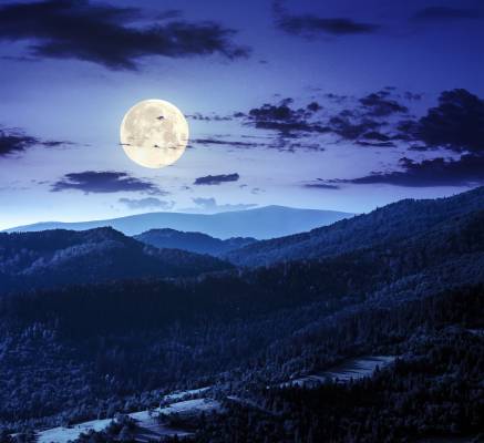 کوههای آسمان جنگلهای شب ابرهای ماه عکس طبیعت  کوه ، جنگل ، بارگیری تصویر زمینه تصویر شب در دسک تاپ 1