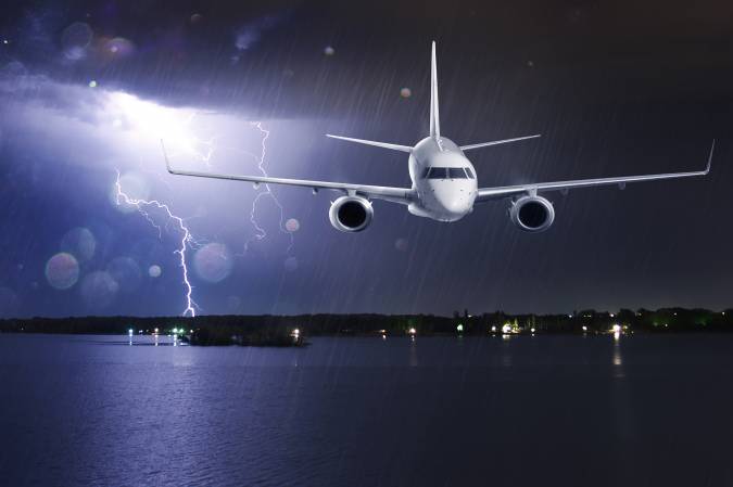هواپیما آسمان باران هواپیماهای مسافربری شب رعد و برق عکس هواپیمایی  زمان شب ، پیچ و مهره تصویر زمینه تصویر زمینه 1