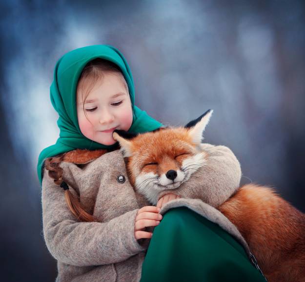 روباه دختران کوچک عکس حیوانات کودکان را در آغوش می گیرند  کودک ، حیوان ، آغوش ، آغوش ، آغوش گرفتن تصویر زمینه 1