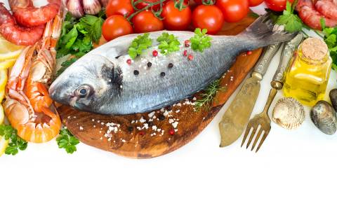ماهی - میگوهای غذایی سبزیجات چاقوی فلفل سیاه پس زمینه سفید تخته برش چنگال عکس غذا  تصویر زمینه کاریدا 1