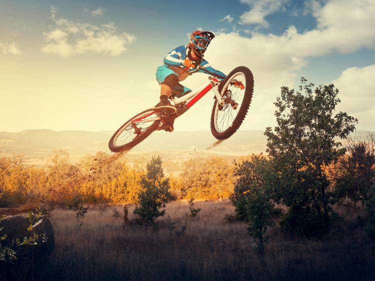 عکس ورزشی پرش از کلاه ایمنی دوچرخه آسمان  تصویر زمینه ، ورزشی ، دوچرخه ، دوچرخه 1