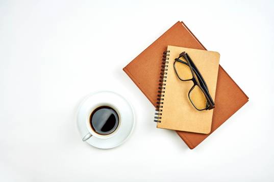 قهوه زمینه سفید لیوان لیوان دفترچه یادداشت کتاب عکس غذا  عینک چشم، کتاب تصویر زمینه 1