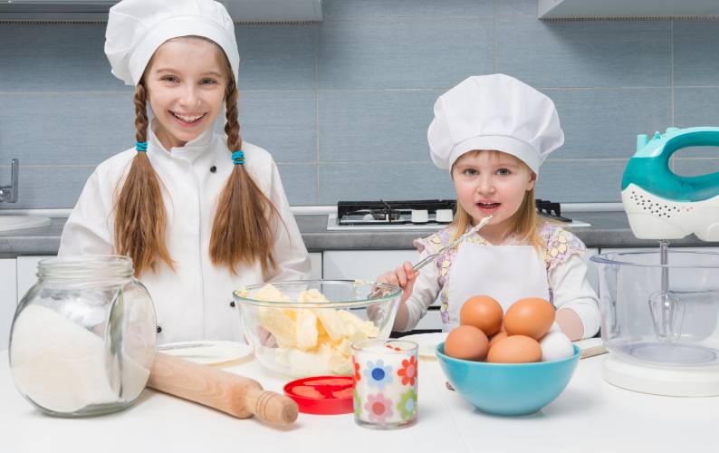 دو دختر بچه لبخند می زنند کلاه زمستانی تخم مرغ عکس کودکان  کودک ، تخم مرغ ، آشپز ، آشپزها ، 2 تصویر زمینه 1