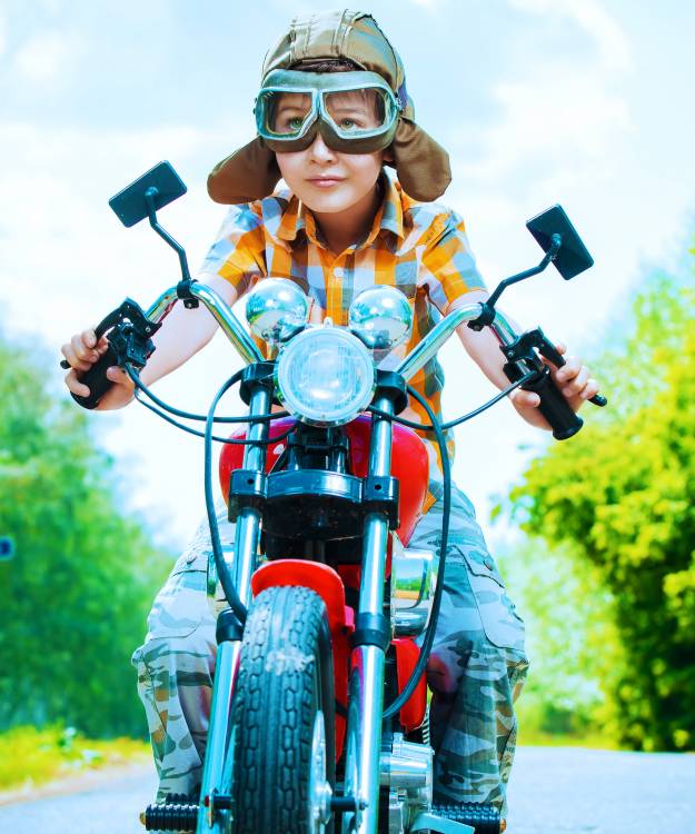 عکس موتورسیکلت سوار عینک پسرانه کلاه ایمنی  کودک ، تصویر زمینه عینک 1