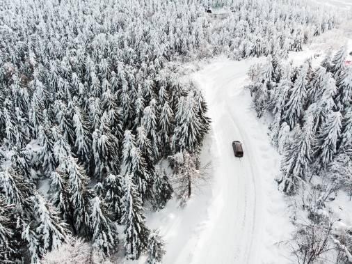 جاده های زمستانی جنگل های برفی از بالای عکس طبیعت  تصویر زمینه جنگل 1