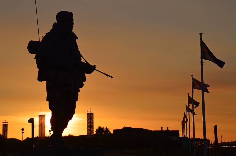 سربازان طلوع و غروب خورشید عکس مردان ارتش  نظامی ، سرباز ، طلوع و غروب خورشید ، تصویر زمینه مرد 1