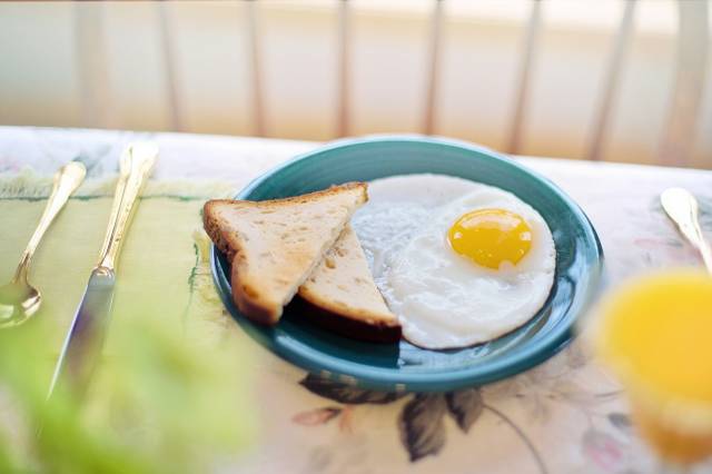 نان صبحانه صفحه غذای تخم مرغ سرخ شده عکس غذا  تصویر زمینه 1