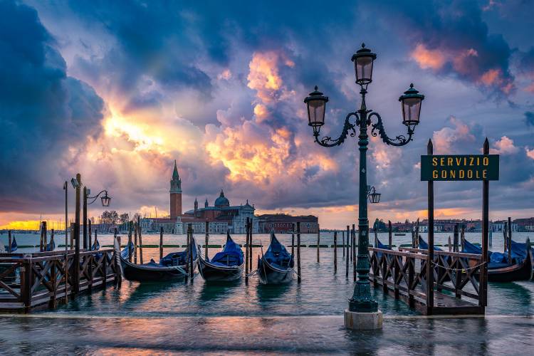 قایق ایتالیا در اسکله کنار ونیز چراغ های خیابان ابرها عکس شهرها  تصویر زمینه 1