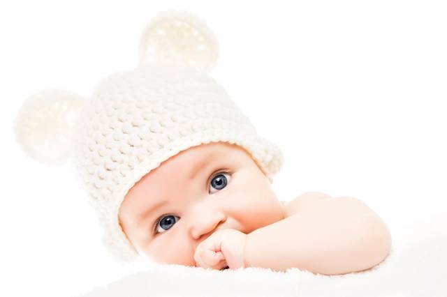 نوزادان کلاه زمستانی پس زمینه سفید نگاه مختصر عکس کودکان  کودک ، کودک ، نوزاد ، تصویر خیره شده تصویر زمینه 1