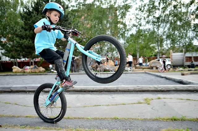 عکس کودکان کلاه ایمنی دوچرخه پسرانه  تصویر زمینه کودک ، دوچرخه ، دوچرخه 1