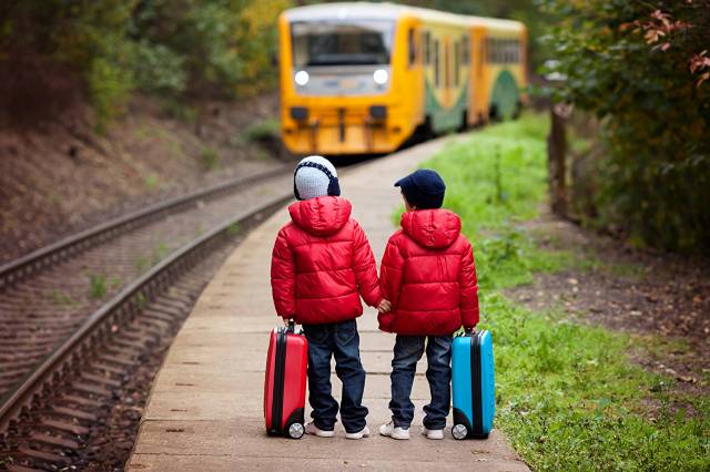 راه آهن پسرانه دو کت چمدان کلاه زمستانی شلوار جین عکس کودکان  کودک ، 2 تصویر زمینه 1