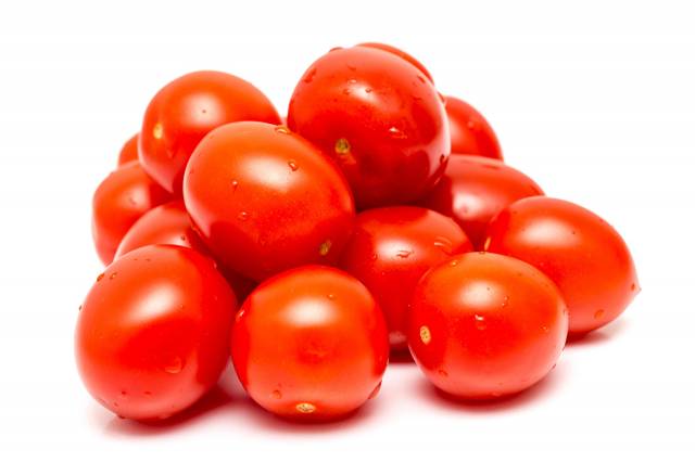 گوجه فرنگی بسیاری از پس زمینه سفید عکس غذا  تصویر زمینه 1