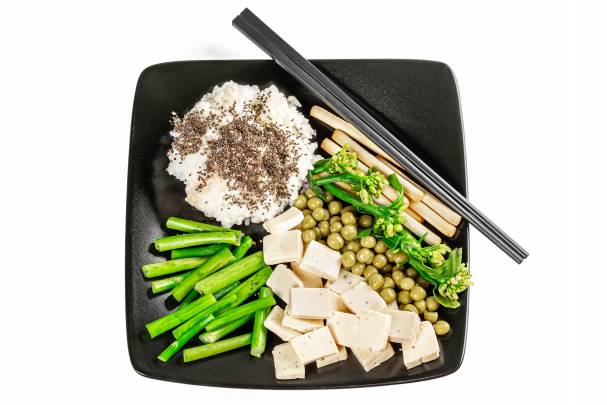 سبزیجات برنج نخود سبز پنیر پس زمینه سفید چپستیک عکس غذا  تصویر زمینه 1