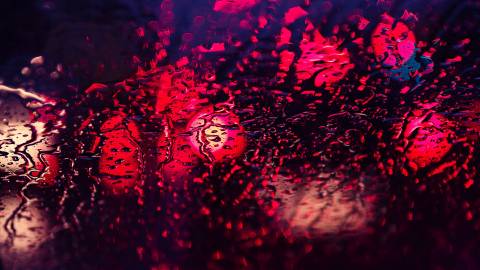 عکس باران پشت شیشه در نور های شب 1