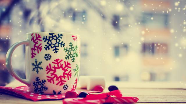 عکس فنجان چای پشت پنجره در زمستان برفی 1