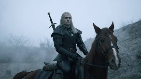Henry Cavill سوار بر اسب در The Witcher 1