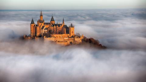 عکس قلعه در مه و ابر 1