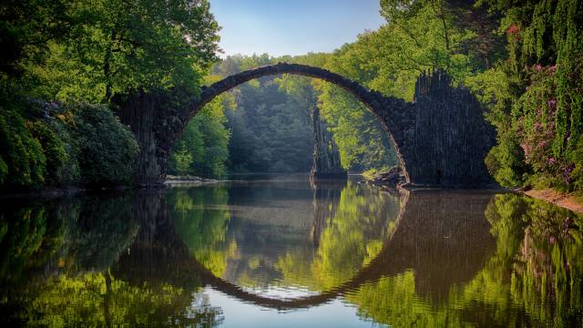 پلی در جنگلی در بهشت 1