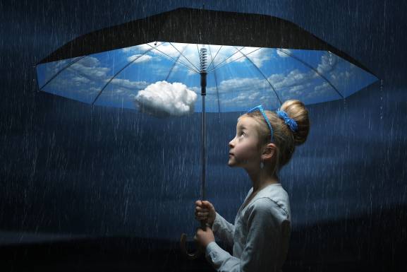 عکس هنری از دختر زیر چتر در هوای بارانی 1