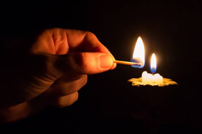 عکس روشن کردن شمع 1