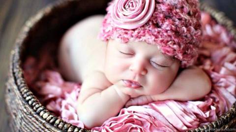 عکس بچه ناز تازه متولد شده خوابیده با لباس صورتی 1