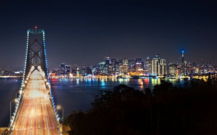 تصویر زمینه شب شهر در کنار پل سانفرانسیسکو 1