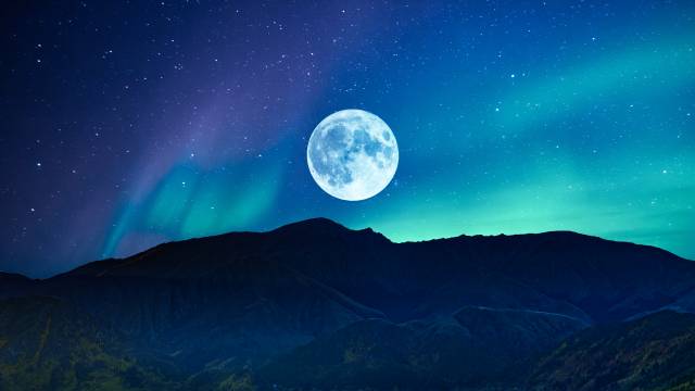 عکس ماه کامل و بزرگ در آسمان شب 1
